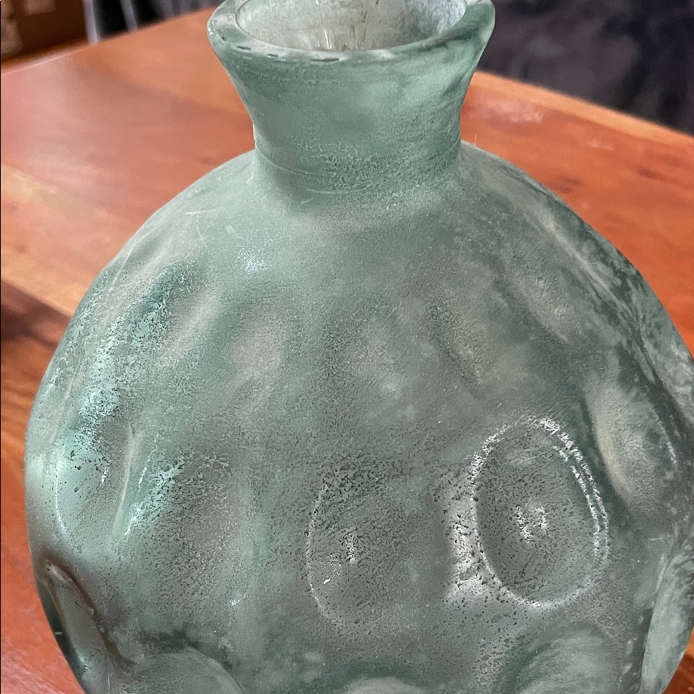 Textured Recycled Glass Green Vase 
Made in Spain 🇪🇸 - Picture 9 of 10